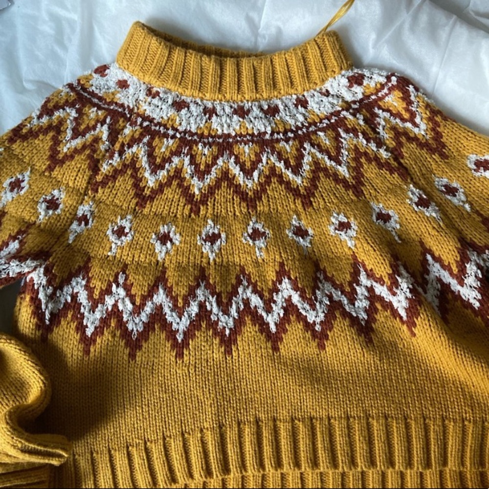 Super cute mustard yellow jumper!